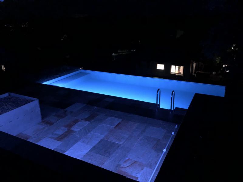Naturpool beleuchtet
